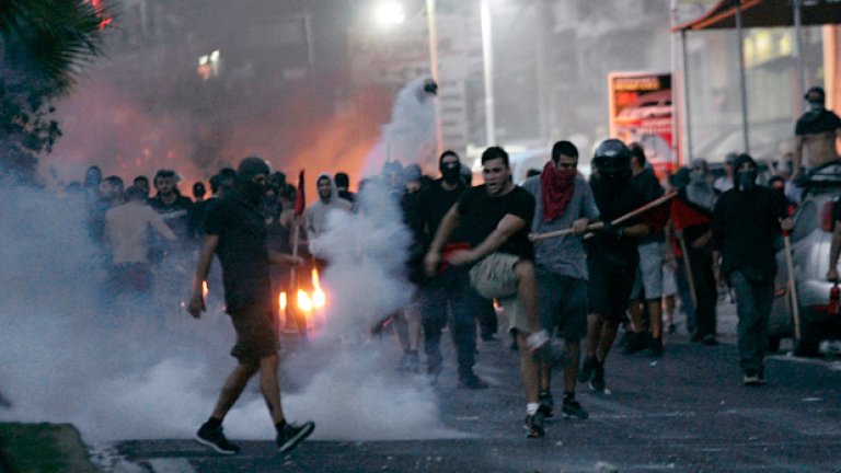 "Златна зора" извън закона след убийство