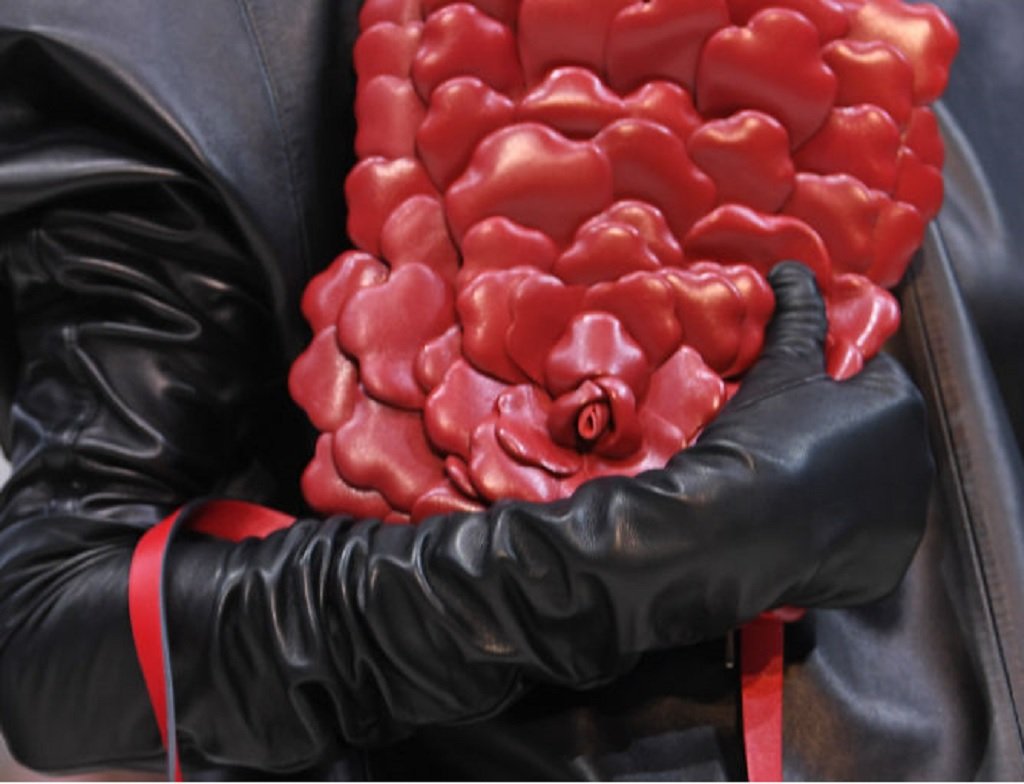 Ръкавиците, както за мъжете, така и за дамите, запазват афинитета към неутралния цвят. Според експертите господата традиционно ще заложат на вълнени ръкавици. Ако държите да ги съчетаете с дрехите, вариант е просто да са в тон, по-тъмен от палтото или якето. Това обаче е за по-практичните.
Но ако говорим за модерно, то тази зима за дамите са оперетните ръкавици, дълги до лакътя, с кожа и велур. На подиума видяхме и червени, сребристи и златисти гами. Стилни и все още модерни остават и кожените подплатени ръкавици, като се забелязват най-често в тъмнокафеникави и бежови тонове.
 Няма да е грешка да сложите и скиорски ръкавици, защото виждаме как редица марки за дебели и скиорски дрехи се превръщат в модерни и търсени брандове.