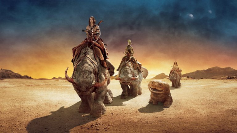 9. Джон Картър: Между два свята (John Carter) – 2012 г.
Загуби - $112,11 млн.
Това е един от най-големите провали, ако отчитаме бъдещите плановете на студиото производител. Disney търси да започне филмова поредица и се спира на фентъзи романите на Ерик Бъроуз (създателят на Тарзан) за приключенията на землянина Джон Картър на приказната версия на Марс. За първия филм от поредицата не се пестят никакви средства и бюджетът му е феноменалните $263,7 млн., но целта е създаването на успешен франчайз и няма право на грешки. Филмът е заснет между ноември 2009 и юли 2010 г. с идея да бъде пуснат по кината година по-късно. Продължителната постпродукция обаче измества премиерата за пролетта на 2012 г., а междувременно маркетинговите усилия по проекта са, меко казано, хаотични. Както се случва и друг път, маркетинговите спецове не са много сигурни какво и на кого точно продават и мегапроектът на Disney получава малко публично внимание. Критиката е сдържана към лентата, но огромният проблем е, че просто никой не се интересува от фентъзи историята базирана на книжна поредица от началото на 20 век. При дебюта си през март 2012 г. епосът за Джон Картър дори не успява да се изкачи на първо място в бокс офиса в САЩ и приключва разпространението си с мизерните $73 млн. Абсолютният финансов провал е избегнат благодарение на доброто представяне зад граница. Disney набързо зачерква плановете си за още филми от тази поредица и връща филмовите права на наследниците на Ерик Бъроуз.