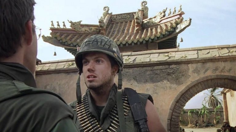 Втората половина на филма е посветена на истинската война във Виетнам. Мъжете са завършили своята трансформация в лишени от емоции хищници