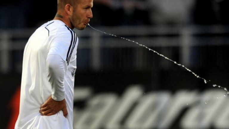 Наплюването във футбола може да има различни разновидности. Гнусничко е, но се случва често и няма начин да не бъде забелязвано. В случая Бекъм изплюва вода. Вижте в галерията.