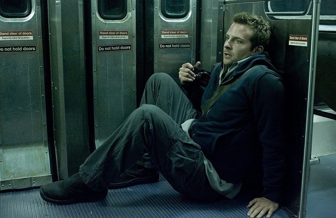 2. The Midnight Meat Train / Среднощният влак за месо (2008)

Филм, който ще ви покаже Брадли Купър (The Hangover) и Вини Джоунс в различна светлина. Историята разказва за фотографа Леон (Купър), който постепенно бива обсебен от мистериозното изчезване на една жена. Подозренията му го насочват към метрото на Ню Йорк и сериен убиец, който разчленява жертвите си по възможно най-ужасния начин. 
