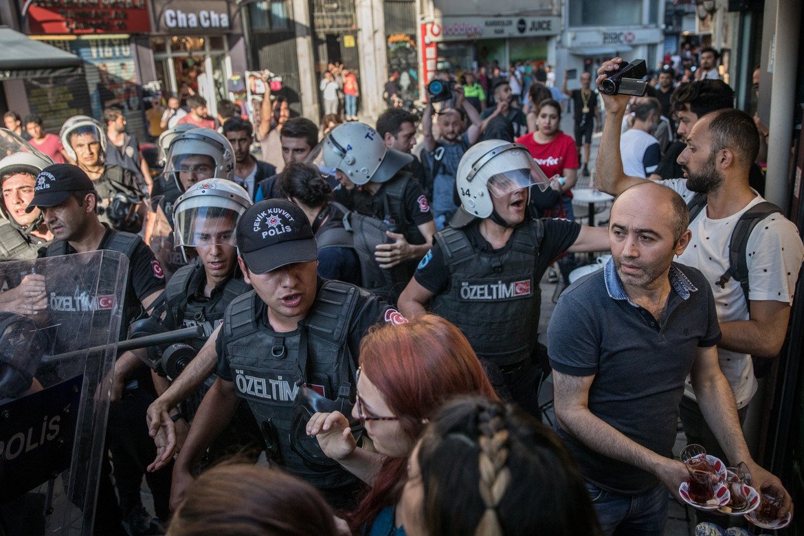 Прайдът в Истанбул се проведе за четвърта поредна година въпреки забраните на властите