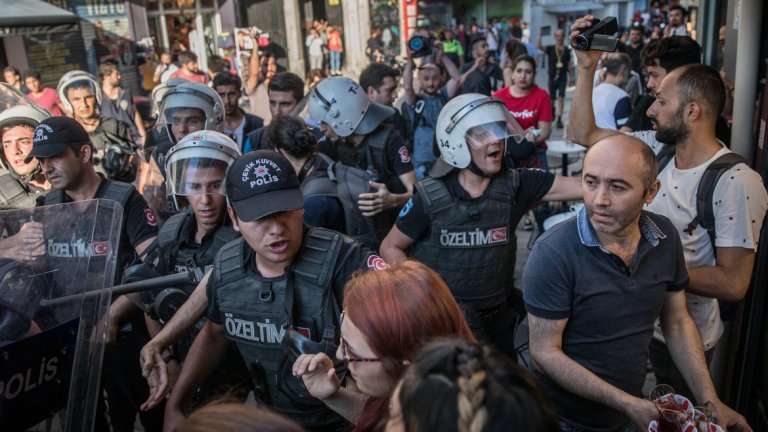 Прайдът в Истанбул се проведе за четвърта поредна година въпреки забраните на властите