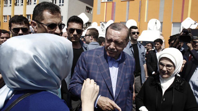 Преди да пусне гласа си, Ердоган заяви, че се надява народът му да отвори пътя към по-бързо развитие на страната. „Вярвам в демократичния разум на народа си", каза още турският президент.

