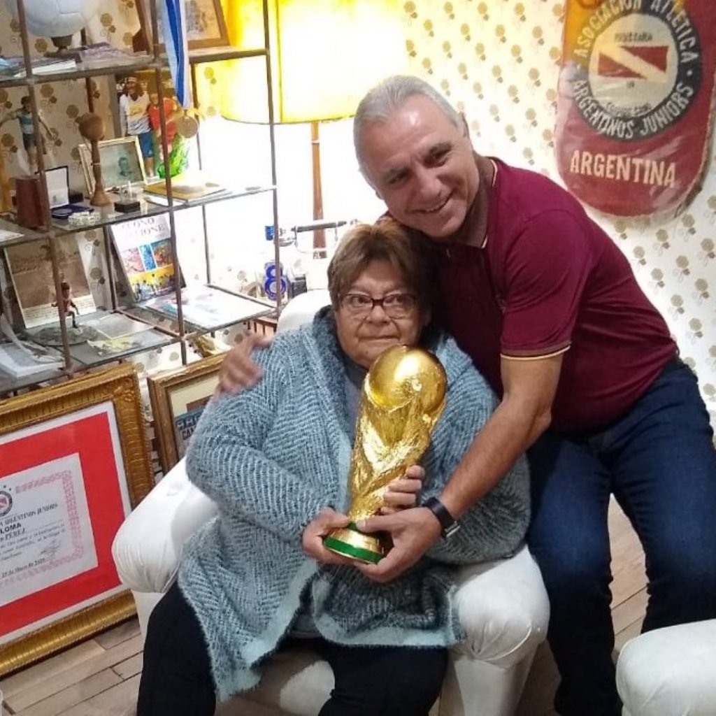 Христо Стоичков прегърна сестрата на Марадона в дома на легендата