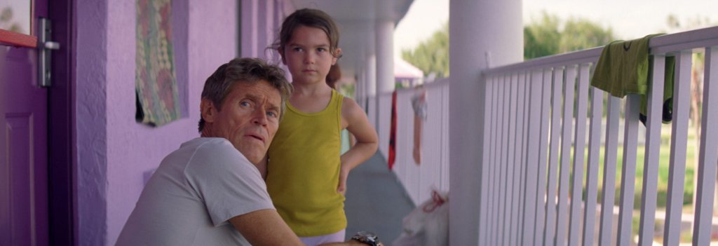 \"Проектът Флорида\" (Florida Project)
Да не казваме силна дума, но това е почти задължително заглавие от програмата. Независимо дали сте възрастни хора с неизживяно детство или търсите повече от интересна история, разказана през няколко различни при