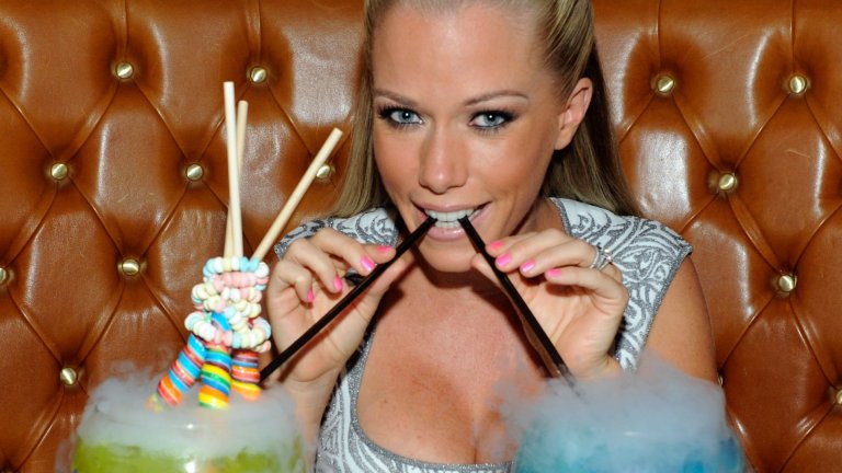 Както много други красавици, и Кендра Уилкинсън дължи външния си вид на комбинация от гени. В нейния случай английските и ирландските ѝ корени се срещат с украинския ген и резултатът е налице. Кендра от малка е наясно с качествата си и копнее за светлините на прожекторите. Веднага след завършване на гимназия започва да се пробва като модел. Още тогава младата блондинка няма никакъв проблем да позира и по-разголена, а увереността ѝ пред обектива няма как да не направи впечатление.