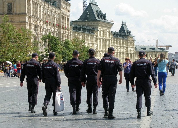 Колкото трябва, ако се наложи дори по няколко пъти на ден, полицията затваря най-послещаваната точка в Москва - Червения площад. Обяснение не се дава, а и на никой не му хрумва да го иска