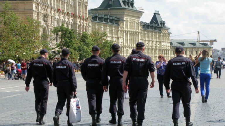 Колкото трябва, ако се наложи дори по няколко пъти на ден, полицията затваря най-послещаваната точка в Москва - Червения площад. Обяснение не се дава, а и на никой не му хрумва да го иска