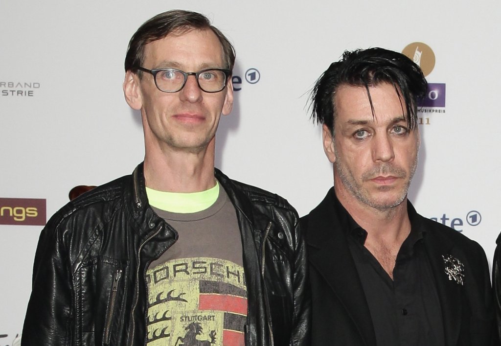 Арестуват го за това, че симулира секс с колегата си Флаке
Rammstein търсят скандала още с появата си. Така по време на концерти Тил често минава зад кийбордиста на групата Кристиан "Флаке" Лоренц и симулира хомосексуален акт с него. Това обаче им е навличало проблеми - през 1999 г. двамата са арестувани след концерт в щата Мейн за "неприлично поведение". Прекарват едно денонощие в ареста. Линдеман споделя, че това до ден-днешен води до проблеми, когато пътува до САЩ, защото трябва да обяснява на митницата причината за някогашния си арест.