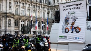 Някога считани за значително по-екологичен и удобен вариант от автомобилите, днес моторите също са на път да изчезнат от градовете