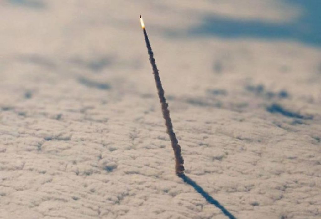 Космическа совалка, напускаща атмосферата. Уникален кадър, заснет от NASA