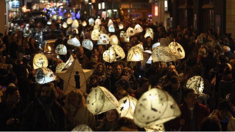Хората носят фенери по време на Burning The Clocks Festival в Брайтън