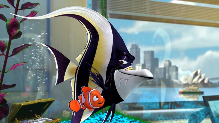 “Търсенето на Немо”
Необяснимо е и защо Немо трябява да плете сложен план, за да се измъкне от аквариума на зъболекаря, който го е хванал. Анимацията ясно показва, че аквариумът няма капак, а рибките са редовно посещавани от пеликан. Не можеше ли пеликанът да освободи приятелите си, без да се стига до сложни механизми за бягство?