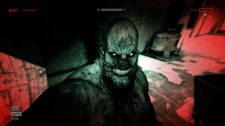 Outlast
Outlast може да няма рекордно високи оценки от критиката, но като хорър атмосфера отговаря на абсолютно всички изисквания на жанра. Вдъхновена донякъде от визуалната естетика на филма “Стълбата на Якоб” (психологически хорър от 1990 г. с Тим Робинс), Outlast ви показва света през погледа на журналист, изпратен да разследва приют за душевноболни. Голямата част от играта се развива в почти пълен мрак и единственото нещо, на което можете да разчитате, е камера за нощно виждане, а тя, разбира се, има навика да остава без батерии в най-неподходящия момент. Outlast е пълна с най-различни трикове, издържани в добрите традиции на хорър жанра – внезапно изгасващи светлини, затръшващи се врати и шумолeщи в мрака създания. А това е само началото на ужаса, който ще изпитате...