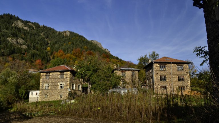 Селото е разположено на южен склон, заобиколен от борови гори и стръмни скали, а всички къщи тук са изградени от традиционен дялан камък