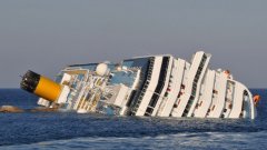 32 души загинаха, след като круизният кораб "Коста Конкордия" се натъкна на скали и се преобърна