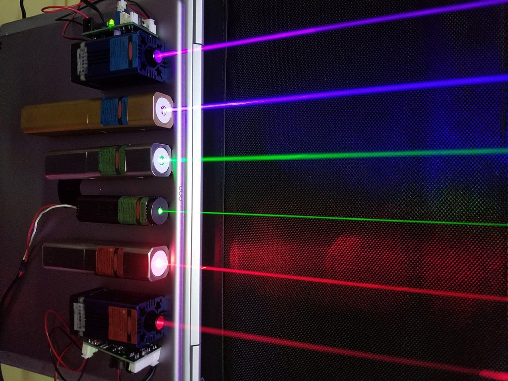 1280px-Lasers