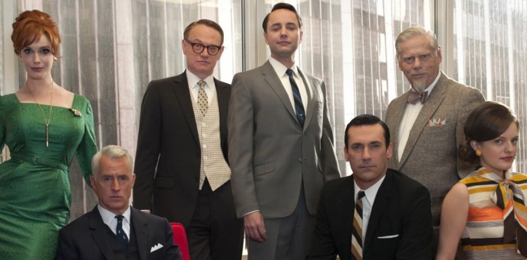 Mad men 
„Момчетата от Медисън авеню“, предвождани гордо от Дон Дрейпър, заливат ефира през лятото на 2007-а. Те са костюмирани, арогантни, безпардонни и поставят началото на хубавата телевизия, която прави мини революции. Те пушат в кадър, псуват, ч