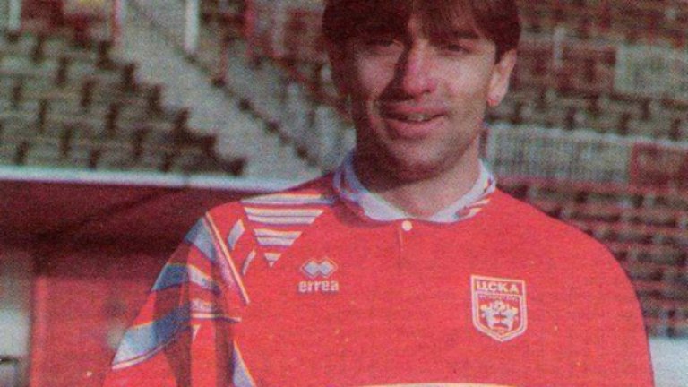 Гиби Искренов в ЦСКА
В началото на 1993 г. синята легенда Божидар Искренов – Гибона сбъдва най-големите кошмари на левскарите и облича екипа на ЦСКА. Това става, след като тогавашният шеф на Левски Томас Лафчис отказва да ангажира Искренов след завръщането му от Швейцария. „Радостта на народа“, както го определят запалянковците, играе известно време в Ботев (Пд), но в крайна сметка една сутрин президентът на ЦСКА Валентин Михов го докарва на „Армията“ с луксозен ролс-ройс. Там посрещат виртуозния нападател с голям надпис „Ицо, Гиби, ЦСКА“. Левскарите вият от ярост, а лидерът на сините привърженици – кинорежисьорът Рихард Езра, публикува статия със заглавие „Заради Искренов няма да избухне трета световна война“. Престоят на Гибона в ЦСКА обаче е пълен провал, а в края на годината го гонят след сбиване със съотборник.