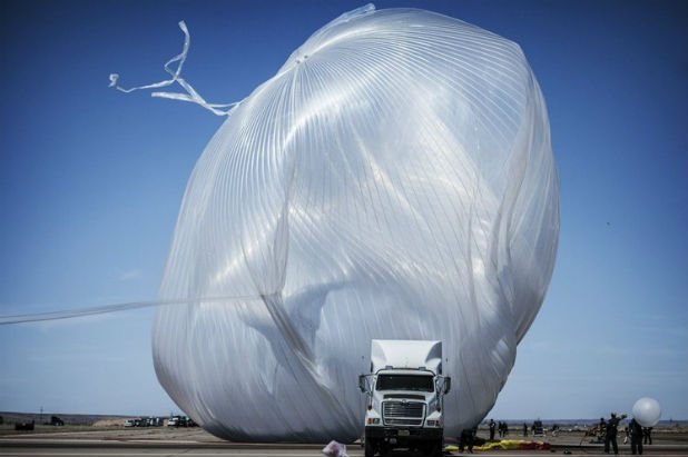Силният вятър на 9 октомври принуди екипа на Red Bull да не пусне към ръба на космоса балона, от които Баумгартнер ще скача