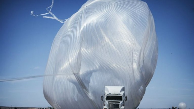 Силният вятър на 9 октомври принуди екипа на Red Bull да не пусне към ръба на космоса балона, от които Баумгартнер ще скача