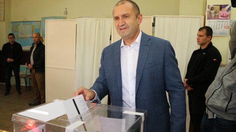 Президентът Румен Радев, премиерът Борисов и още редица политици вече гласуваха (снимки)