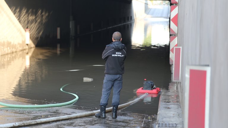 Наводнени булеварди и метростанции, преливане на реки и спряло електроподаване