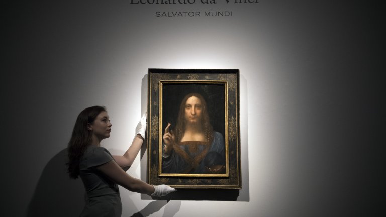 Загадъчното изчезване на "Спасителят на света"
“Спасителят на света” не само е най-скъпата картина, продадена на търг за рекордните 450 милиона долара, но и най-мистериозно изчезналата. През април 2019 г., месеци преди да бъде изложена в Лувъра, в Абу Даби служители на музея признават пред “Ню Йорк Таймс”, че не знаят къде е картината. Малко произведения са предизвикали толкова интриги (било то в света на изкуството, или сред дворовете на кралските семейства в Персийския залив), колкото въпросният портрет на Исус Христос, приписван на Да Винчи. От Абу Даби отказваха да отговарят на въпроси, а френското правителство предложи да се включи в търсенето, докато картината не бе открита през януари тази година в Неапол.