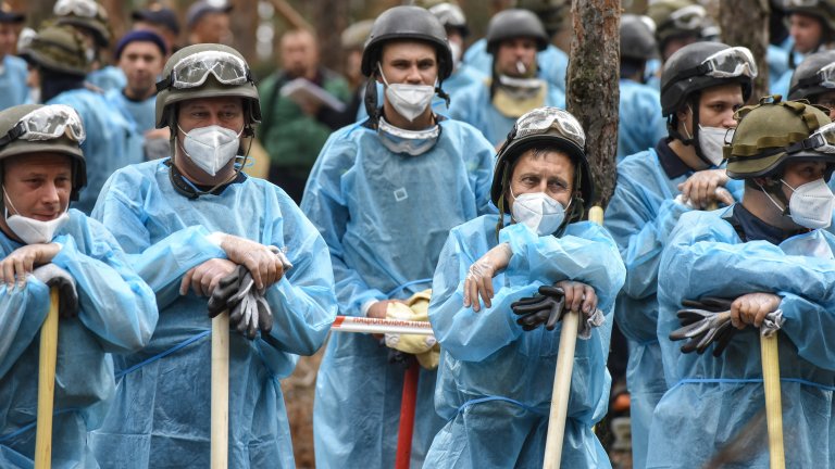 При част от телата са открити следи от насилствена смърт и мъчения