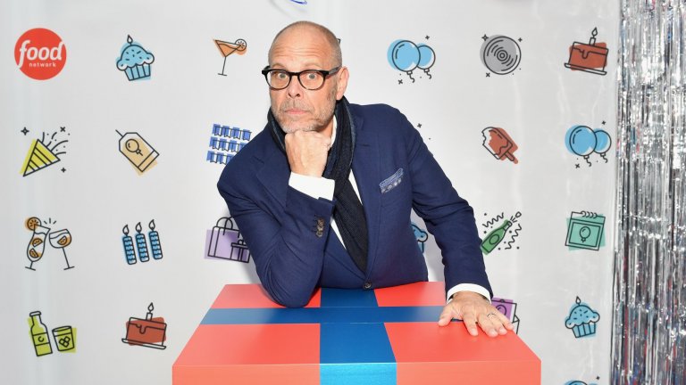 Алтън Браун е консервативен и мрази милениалитеКато човек, посветил се на науката или по-точно на изследването на процесите на готвене, в живота Браун би следвало да бъде либерален и отворен към младите хора.
Тези предполагаеми качества обаче са твърде далеч от истината, а доказателство е част от негово изказване в интервю за журналист, представител на милениалите. По думите му това поколение е свикнало да получава всичко безплатно, без да полага усилия и определено не знае каква е истинската стойност на нещата. 
Грубото му изказване сякаш не е изненада, тъй като през годините получава оплаквания, че в някои от предаванията си Браун използва расистки и хомофобски шеги.