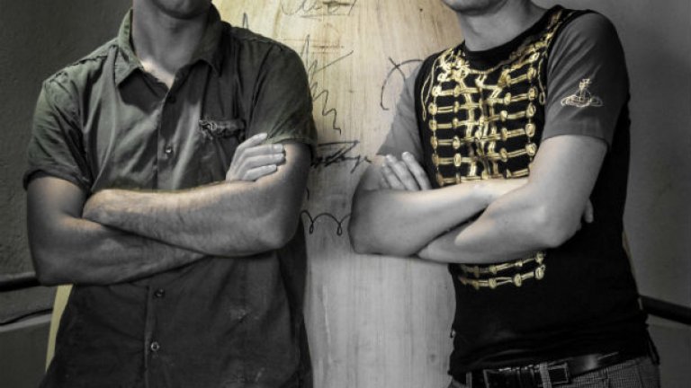 Едуард (вдясно) и Петър представляват целият екип на избата. Произвежданите от тях сортове са Пино ноар, Сира, Каберне совиньон, Мерло, Гевюрцтраминер, Шардоне и Мускат Отонел