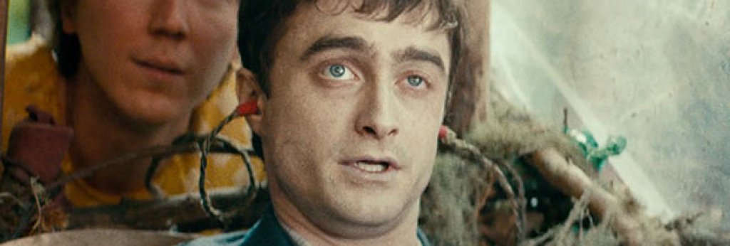 Swiss Army Man
Чудата и смела комедия, която не прилича на нищо друго, излизало по кината през тази година. В Swiss Army Man Даниел Радклиф играе говорещ труп, изпускащ газове. Безжизненият му персонаж е изхвърлен на самотен остров и става първи приятел и помощник на отчаян отшелник, който го използва като швейцарско ножче с множество функции, за да оцелее и да напусне острова.
Комедийната драма на дуото Дан Куан и Даниел Шейнърт им спечели награда за режисура на фестивала „Сънданс" 2016, където филмът беше показан за първи път и около него се вдигна голям шум - едни го отписаха напълно, други го определиха като класика на независимото кино. В Америка той тръгва по кината в края на юни.