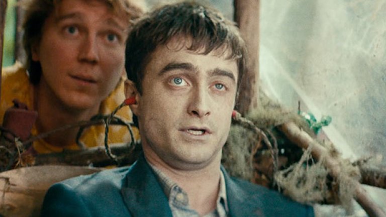 Swiss Army Man

Чудата и смела комедия, която не прилича на нищо друго, излизало по кината през тази година. В Swiss Army Man Даниел Радклиф играе говорещ труп, изпускащ газове. Безжизненият му персонаж е изхвърлен на самотен остров и става първи приятел и помощник на отчаян отшелник, който го използва като швейцарско ножче с множество функции, за да оцелее и да напусне острова.

Комедийната драма на дуото Дан Куан и Даниел Шейнърт им спечели награда за режисура на фестивала „Сънданс" 2016, където филмът беше показан за първи път и около него се вдигна голям шум - едни го отписаха напълно, други го определиха като класика на независимото кино. В Америка той тръгва по кината в края на юни.
