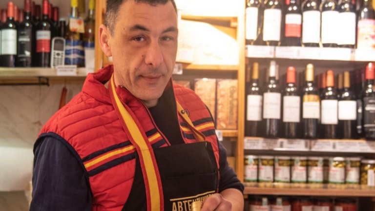 За Васил работата в магазинчето прилича на ден сред приятели