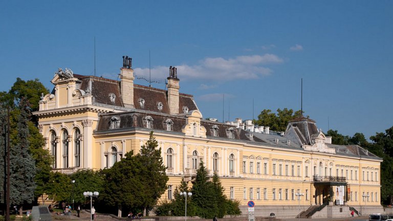 Не знаем дали е успяла да намери време и сили, за да се върне обратно в родината си след три десетилетия изгнание. Може би все пак е имала възможност да види как изглежда София без петолъчката над Партийния дом и без Мавзолея с мумията пред Художествената галерия в стария Царски дворец.