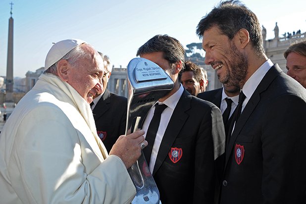 Най-футболният папа - Франциск, получава Копа Либертадорес от Сан Лоренсо, неговия любим тим в Аржентина.