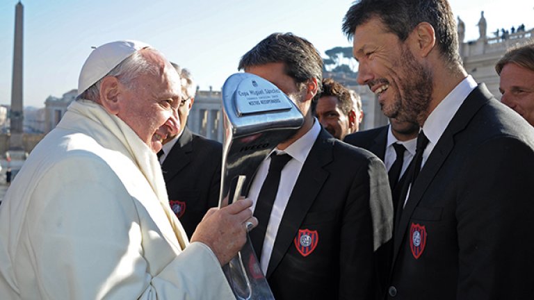 Най-футболният папа - Франциск, получава Копа Либертадорес от Сан Лоренсо, неговия любим тим в Аржентина.