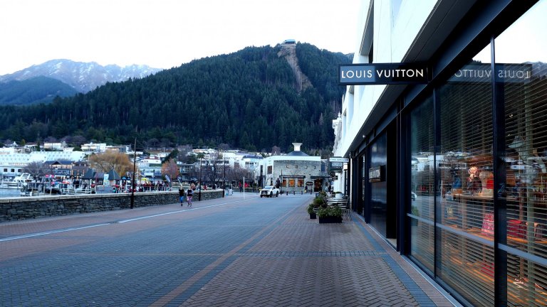 И има ли на територията на острова тайнствени бункери за свръхбогатите