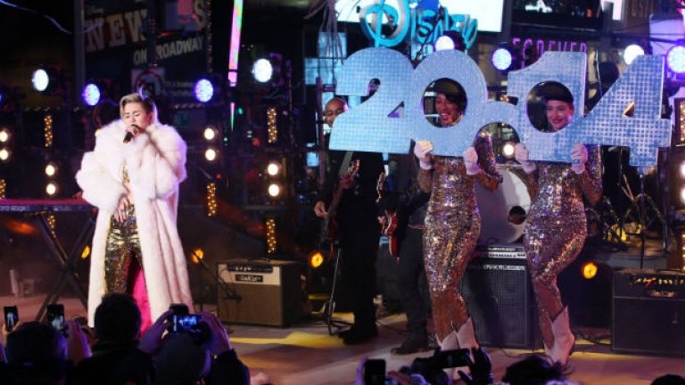 Годината започна с Макълмор и Майли Сайръс