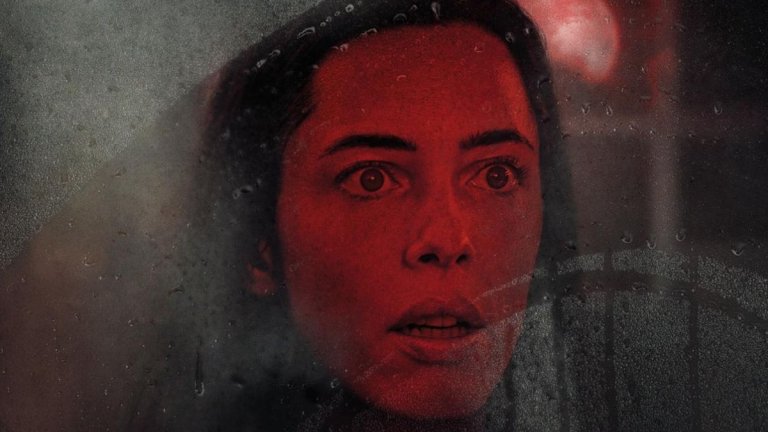 "Къща в мрака" (The Night House)
Премиера: 20 август
Къде: в кината
Предложение номер 1 за любителите на хоръра. Филмът разказва историята на Бет (Ребека Хол), която неочаквано е загубила съпруга си и остава сама в къща край езеро, която той е построил за нея. Но скоро започват сънищата - видения за присъствие в къщата, което я вика и което се появява само през нощта. 
И въпреки препоръките на приятелите си, тя се разравя в семейните притежания в търсене на отговори, които може и да не ѝ харесат.