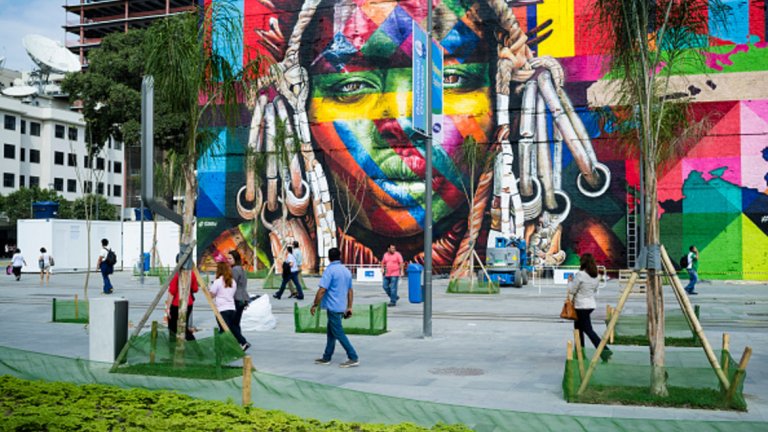  Eduardo Kobra, Рио де Жанейро 

Eduardo Kobra е още един талантлив бразилец в този списък. Той е известен с много ярките си, наситени цветове и смелото им съчетаване в паната си. Предпочита мащабни проекти, които заемат доста голяма площ. 

На снимката е част от композиция, която рисува преди Олимпийските игри в Рио де Жанейро, заради която е вписан в Книгата с рекордите на Гинес с рекорд за "Най-голямата графити картина в света".