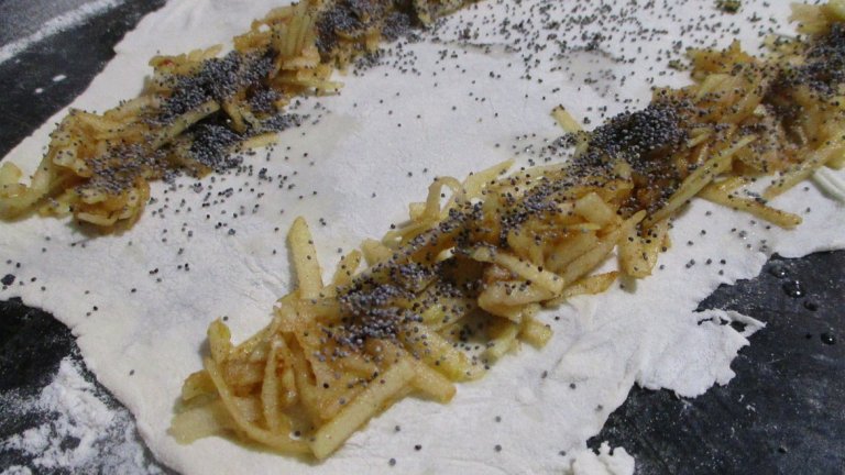 За плънката: 
Настъргани ябълки, тиква, вишни, орехи
Маково семе или друго по желание
Захар и канела или ванилия
Олио