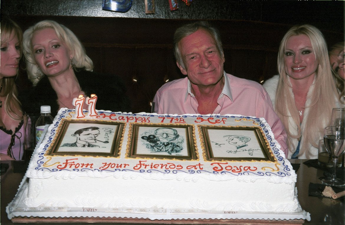 Хю на 77-мия си рожден ден, все така заобиколен от "зайчета". Вляво от него отново е Холи Мадисън, която е до Хефнър повече от седем години.