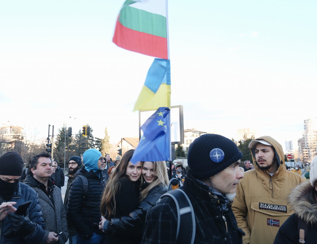 Протест срещу войната в Украйна пред руското посолство (Снимки и видео)