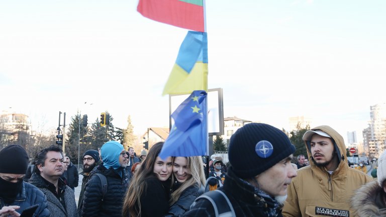 Протест срещу войната в Украйна пред руското посолство (Снимки и видео)
