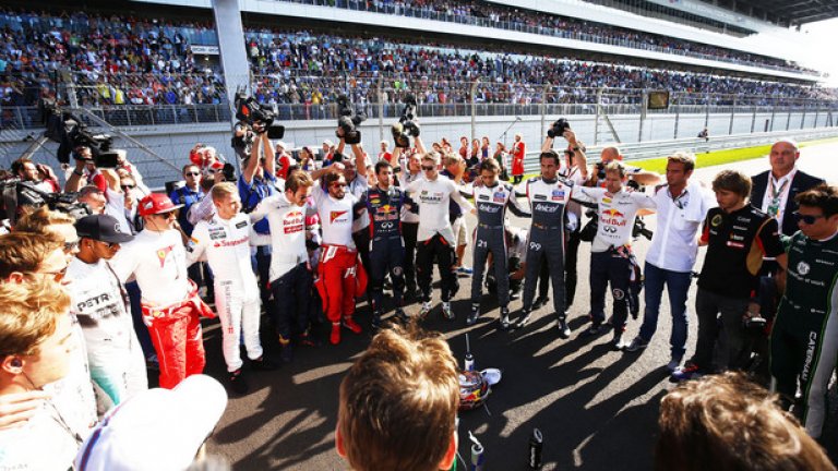 Пилотите във Формула 1 почетоха битката на Жул Бианки за живота му преди старта на Гран при на Русия