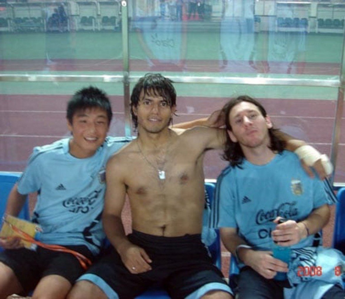 По време на Олимпийските игри през 2008 година, които се проведоха в Пекин, малкият Ву е подавал топките на футболния турнир и е осъществил мечтата си, снимайки се с Меси и Серхио Агуеро, който е другият му голям любимец.


