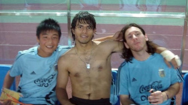 По време на Олимпийските игри през 2008 година, които се проведоха в Пекин, малкият Ву е подавал топките на футболния турнир и е осъществил мечтата си, снимайки се с Меси и Серхио Агуеро, който е другият му голям любимец.

